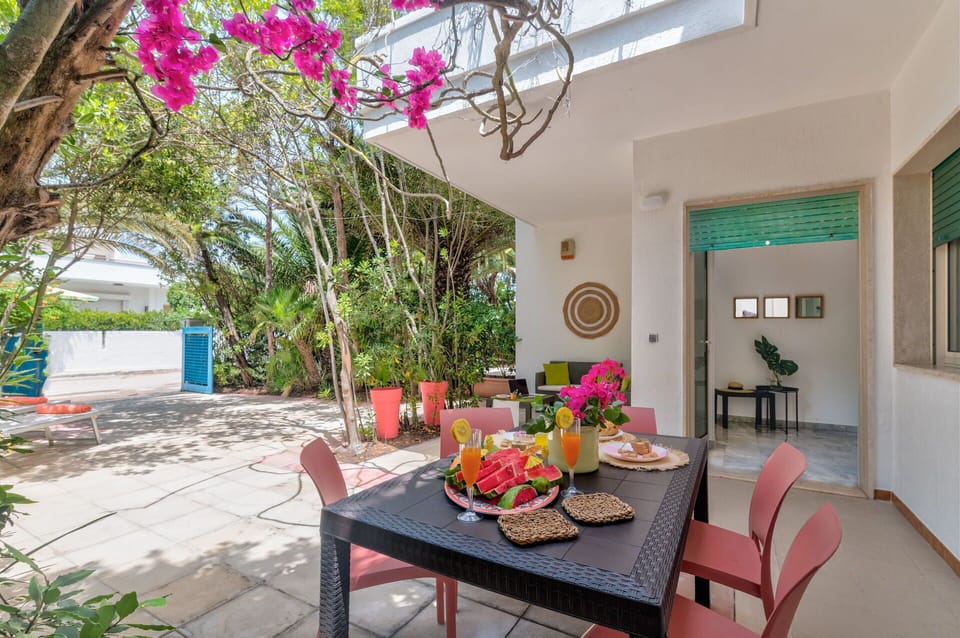 Flowerpot, Houseplant, Shade, Design, Balcony, Courtyard, Eco Hotel
