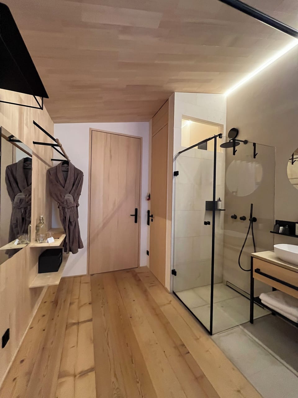Design Double Room, 1 King Bed | Bathroom | Shower, rainfall showerhead, hair dryer, slippers