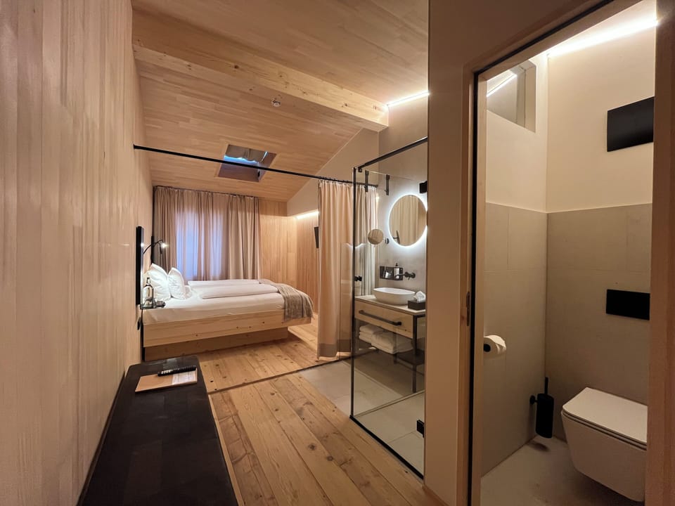Design Double Room, 1 King Bed | In-room safe, blackout drapes, iron/ironing board, free WiFi
