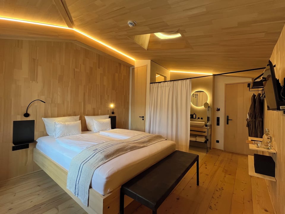 Design Double Room, 1 King Bed | In-room safe, blackout drapes, iron/ironing board, free WiFi