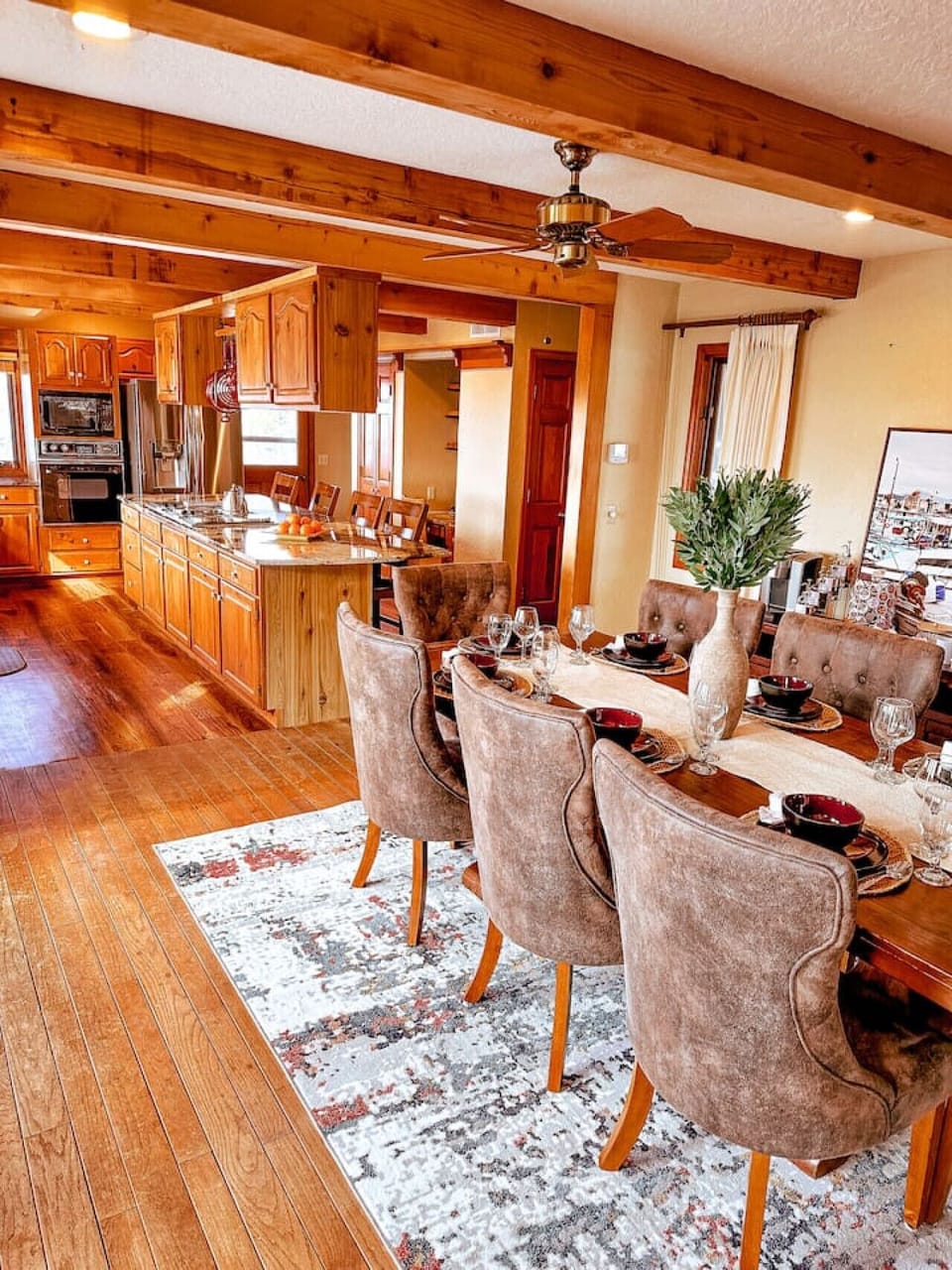Open-concept kitchen and dining area, perfect for entertaining family and friends with ease.