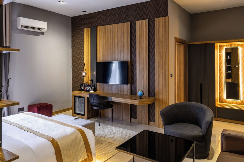 Executive Room, 1 King Bed | Desk, laptop workspace, free WiFi