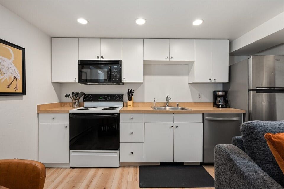 Fully-equipped small-yet-mighty kitchen.