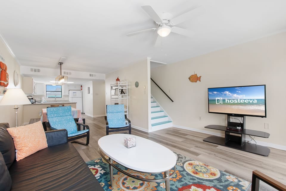 Deluxe Condo, 2 Bedrooms, Non Smoking, Pool Access | Living room | 42-inch Smart TV with cable channels