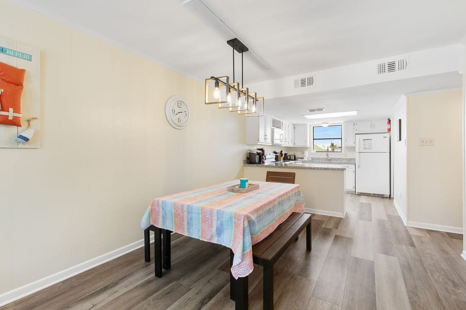 Deluxe Condo, 2 Bedrooms, Non Smoking, Pool Access | In-room dining