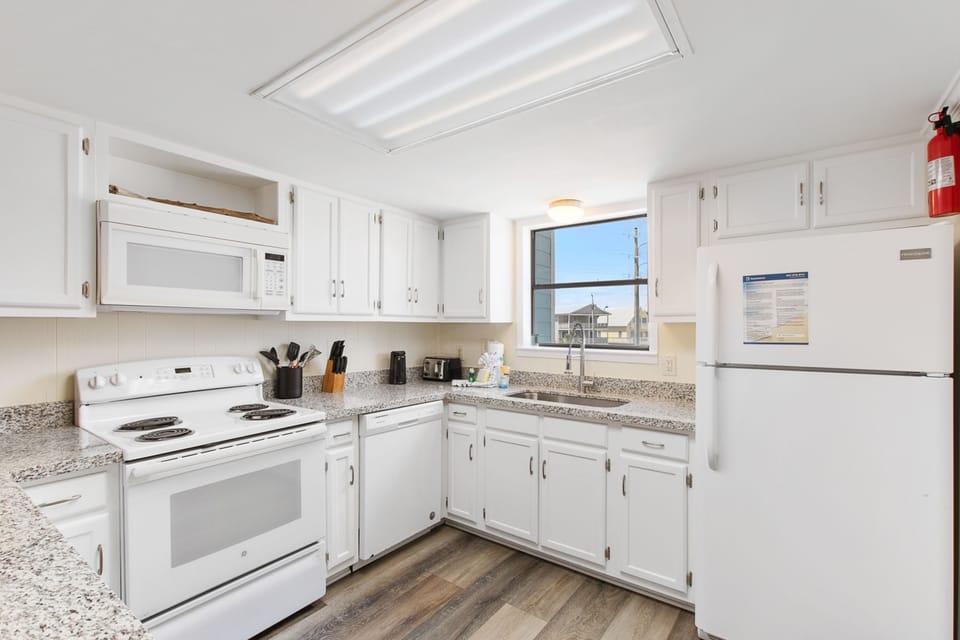 Deluxe Condo, 2 Bedrooms, Non Smoking, Pool Access | Private kitchen | Fridge, microwave, oven, stovetop