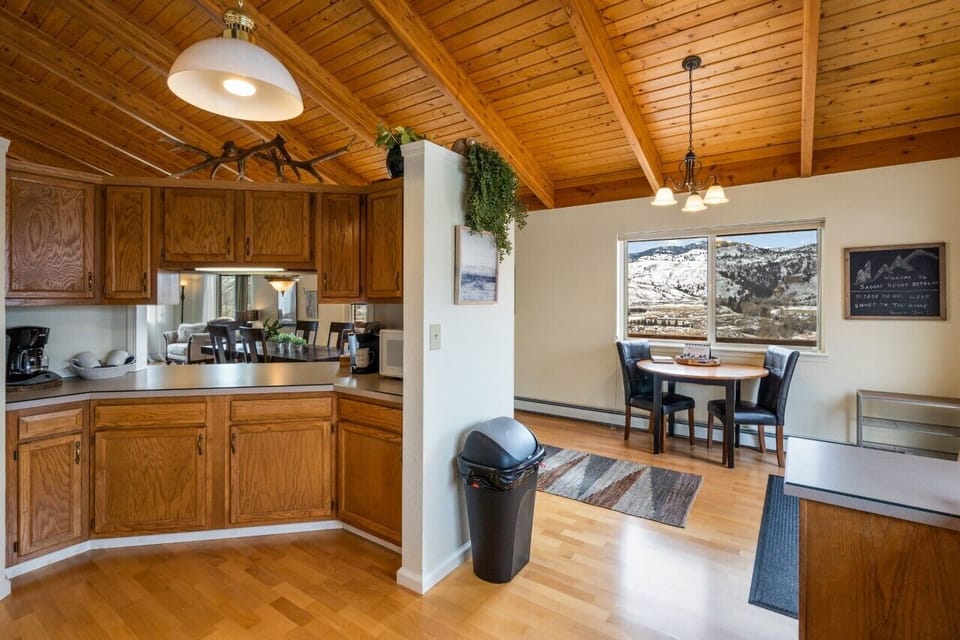 Full kitchen with everything you need for a meal.