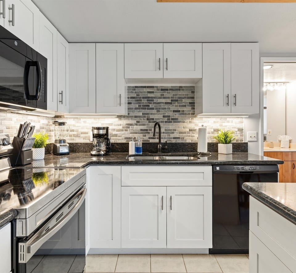 Condo, 3 Bedrooms | Private kitchen | Fridge, oven, stovetop, coffee/tea maker