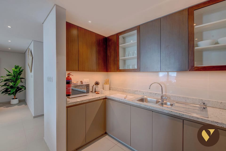 Luxury Apartment, Canal View | Private kitchen | Microwave, oven, stovetop, coffee/tea maker
