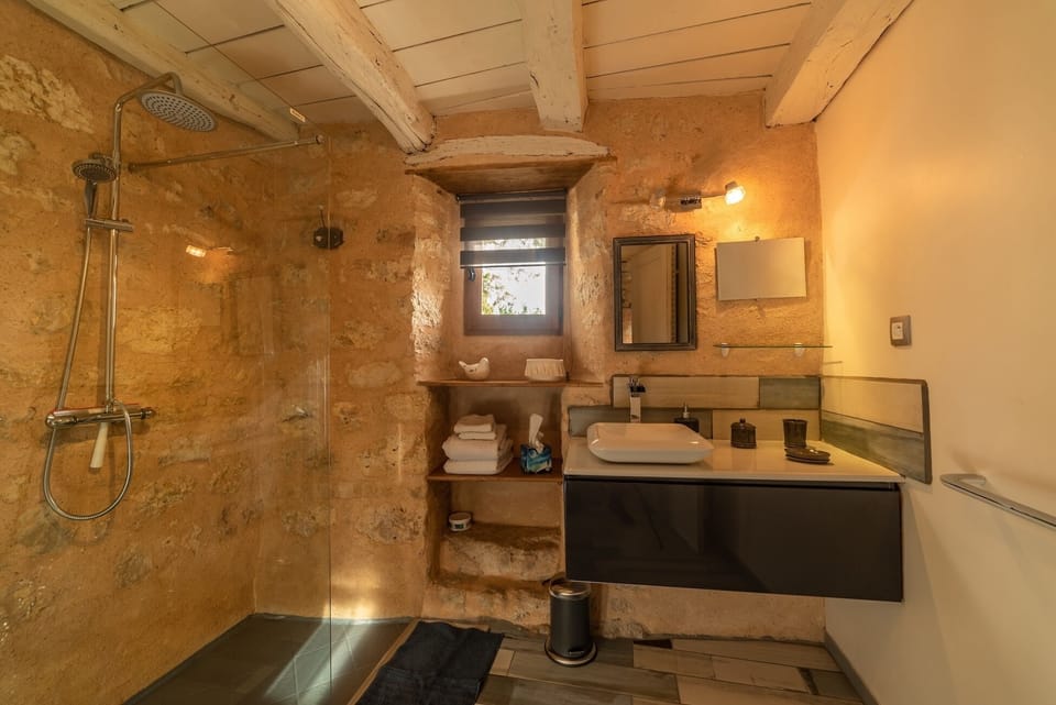 Romantic Double Room (Céleste) | Bathroom | Towels