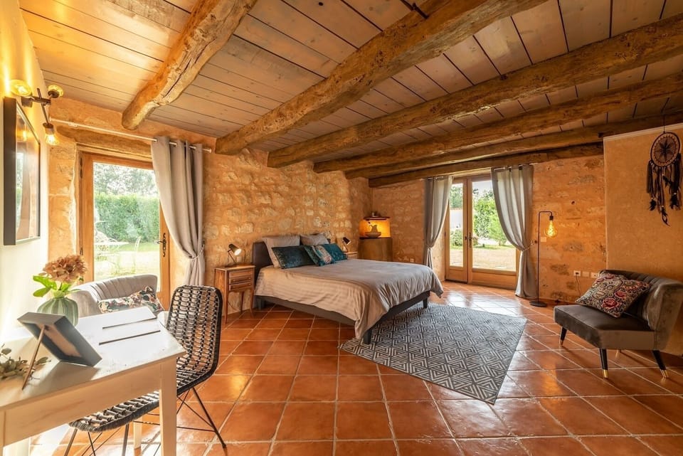 Romantic Double Room (Céleste) | Free WiFi, bed sheets