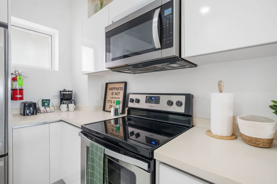 Fully equipped kitchen has a breakfast bar