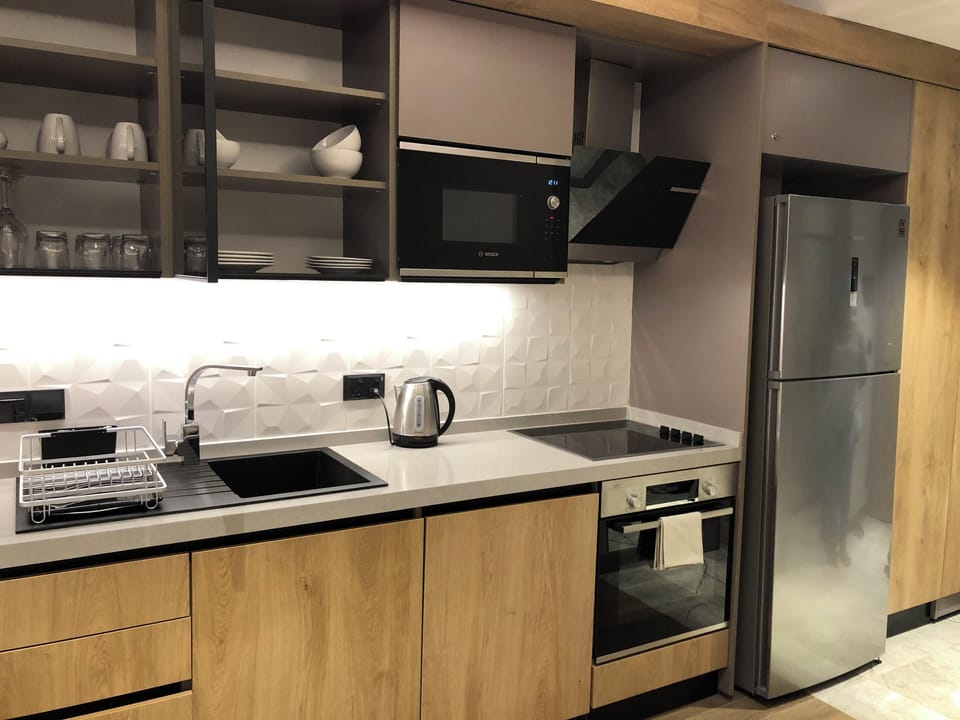 Full-size fridge, microwave, oven, stovetop