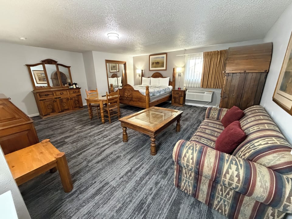 Suite, 1 King Bed, Non Smoking | Desk, WiFi (free)