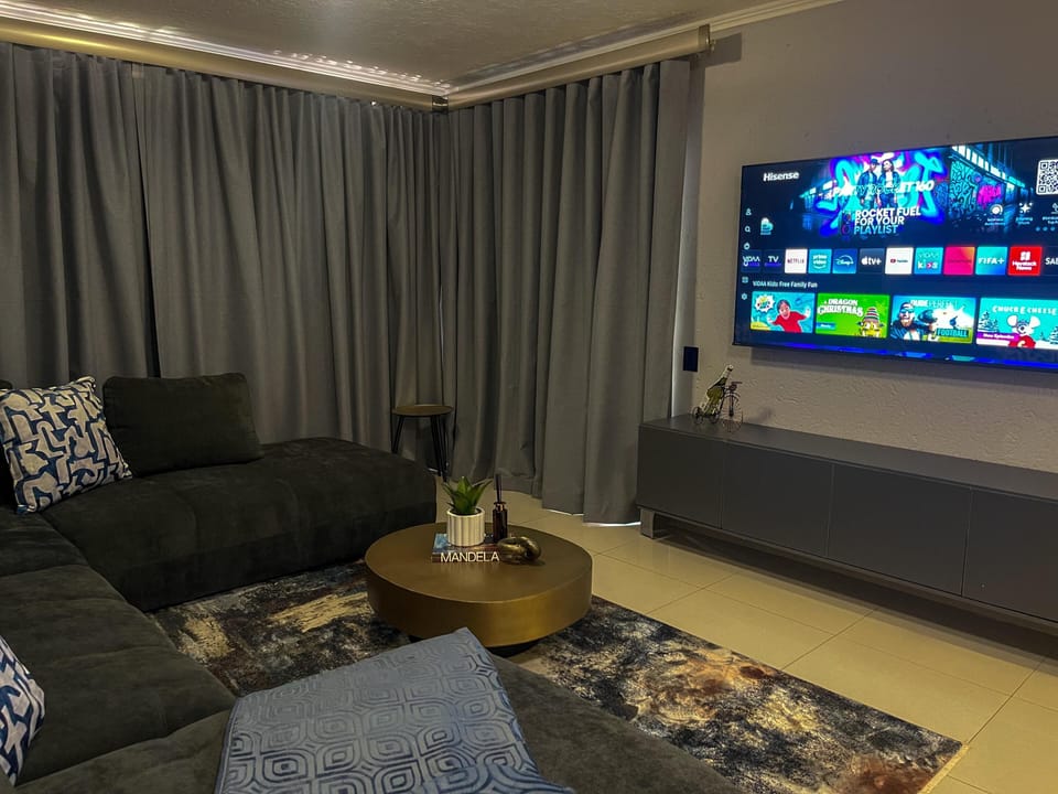 Apartment, 3 Bedrooms, Smoking, Balcony | Living room