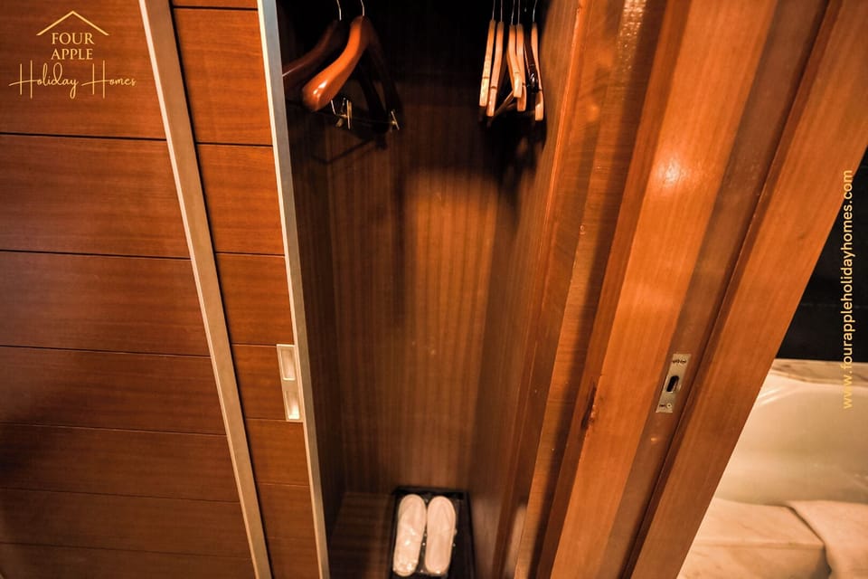 Premium Studio Suite, Balcony, City View | Wardrobe