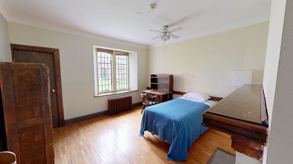 Basic Single Room | Desk, bed sheets