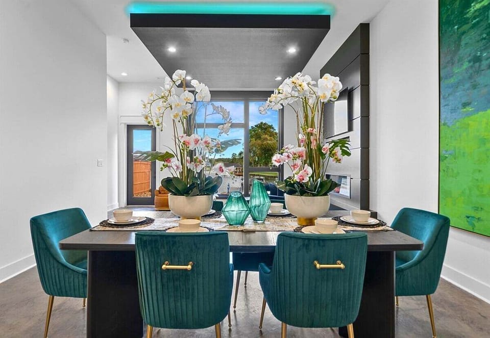 This fresh and vibrant dining area is the ideal setting for shared meals, featuring a cozy yet sophisticated design that invites connection.