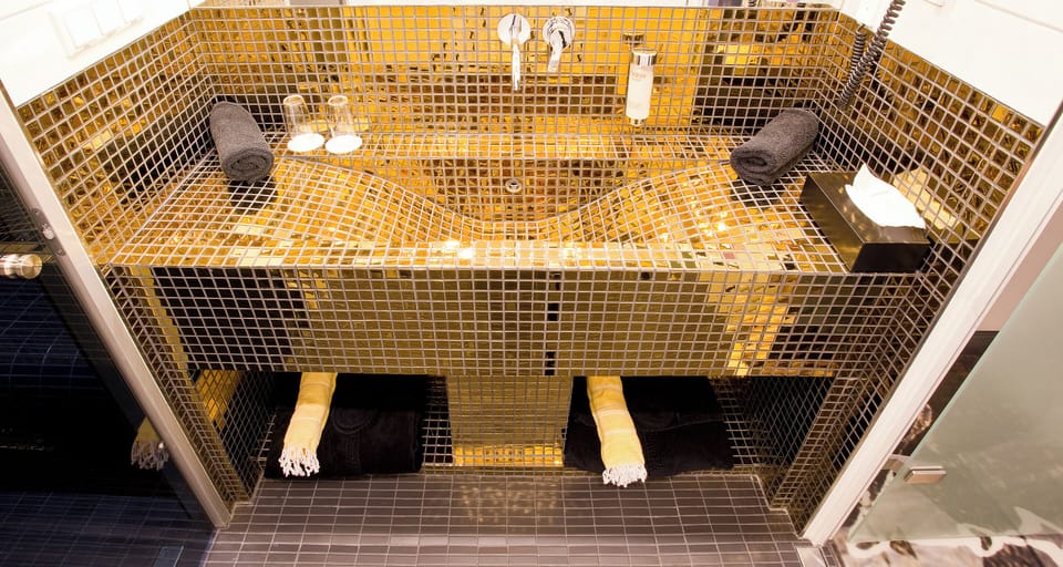 Hollywood | Bathroom | Hair dryer, towels, soap, toilet paper