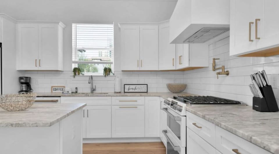 Fully loaded new kitchen with granite countertops