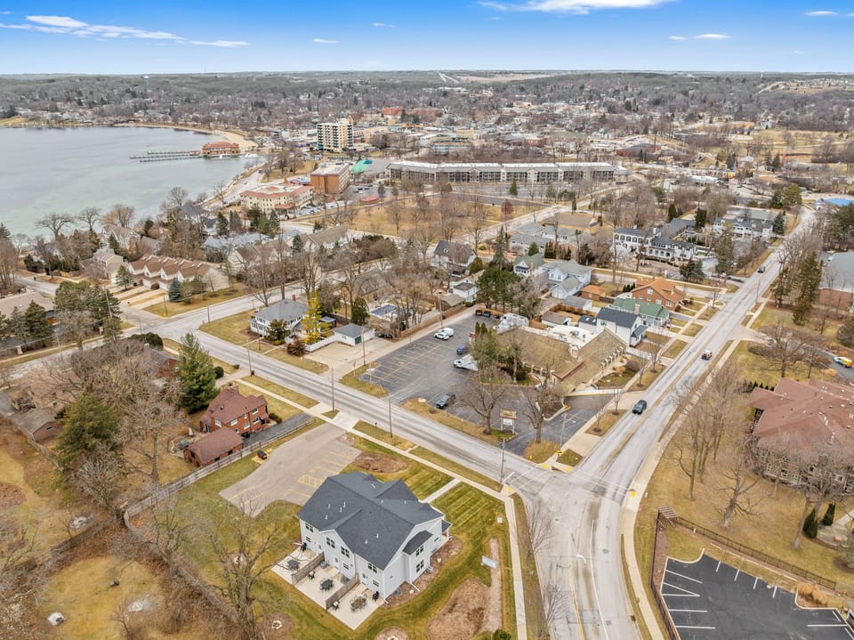 Easy access to downtown and the lake!