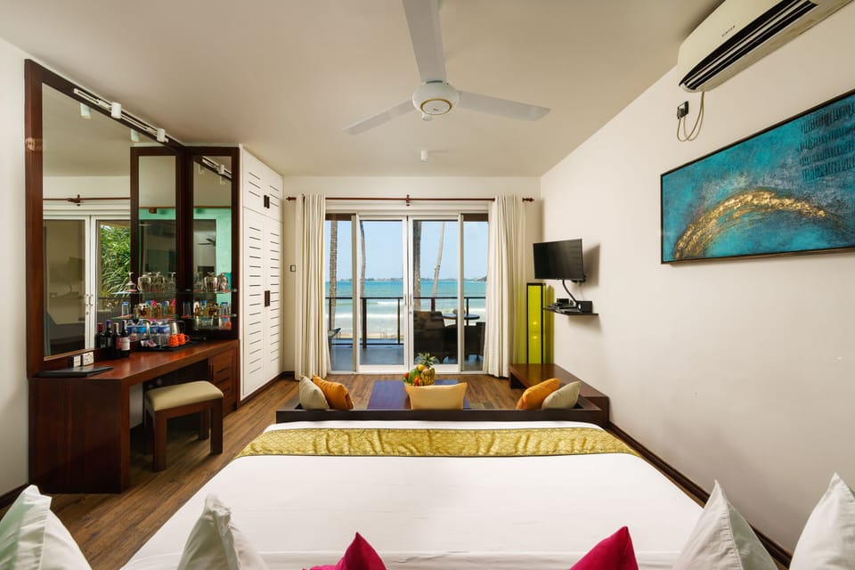 DELUXE ROOM WITH PRIVATE JACUZZI AND SEA VIEW | Minibar, in-room safe, desk, soundproofing