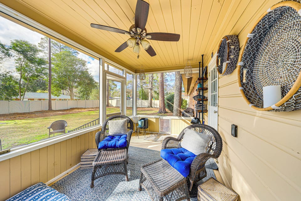 Screened Porch w/ Seating