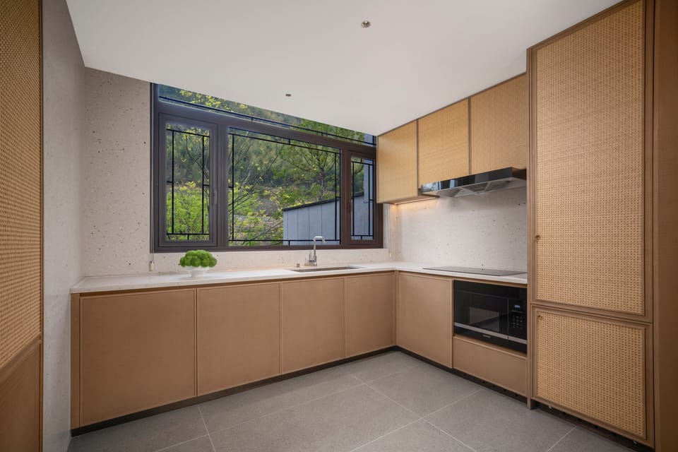 1 bedroom, down comforters, desk, laptop workspace