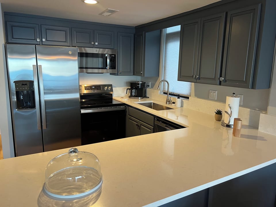 Kitchen Counter seats two (2)