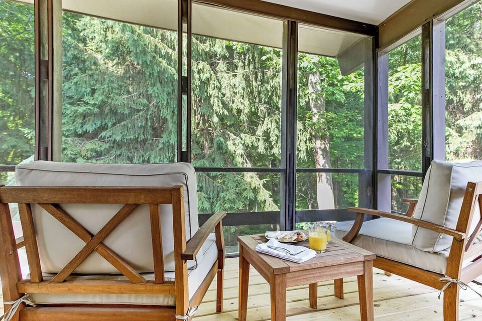Screened-in balcony off primary bedroom