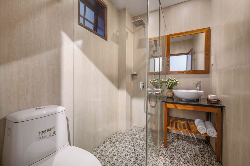 Deluxe Double or Twin Room, Courtyard View | Bathroom | Shower, hair dryer, slippers, towels