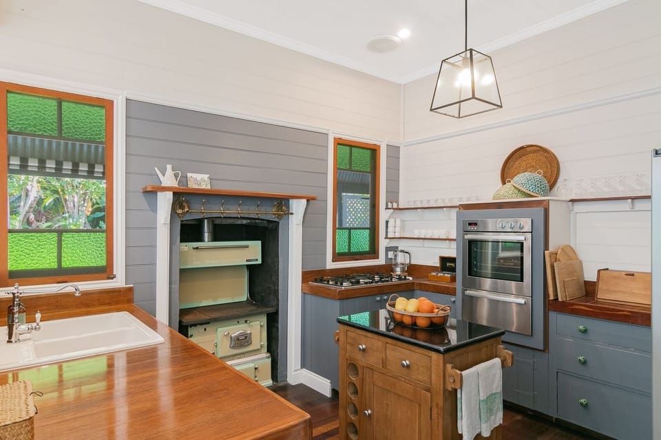 Kithcen with gas cooktop and oven