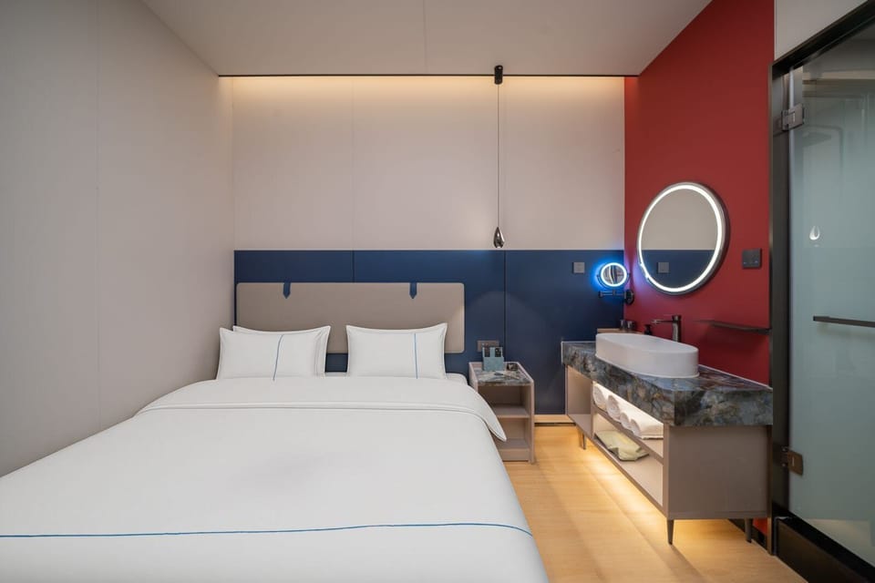 Basic Room, 1 Queen Bed | Minibar (free items), WiFi (free), bed sheets