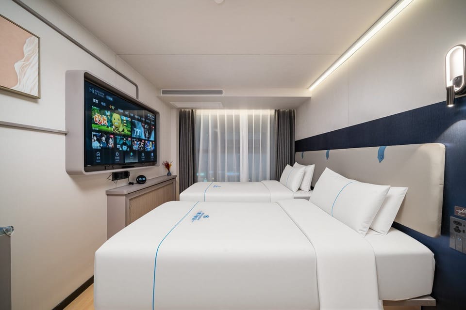 Comfort Double Room | Minibar (free items), WiFi (free), bed sheets