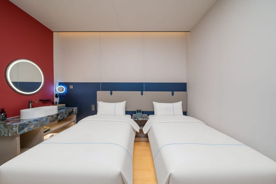 Basic Double Room | Minibar (free items), WiFi (free), bed sheets
