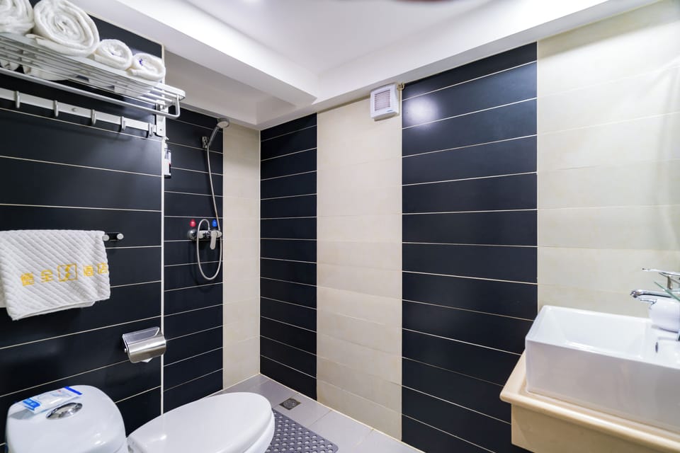 Comfort Room | Bathroom | Shower, free toiletries, hair dryer, slippers