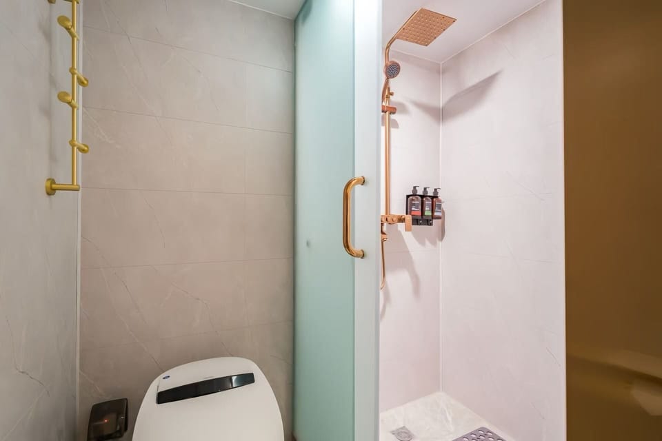 Comfort Double Room, 1 King Bed | Bathroom | Shower, rainfall showerhead, free toiletries, hair dryer