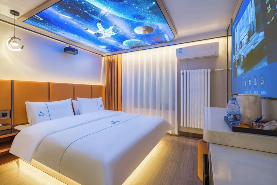 Basic Double Room, 1 Queen Bed | Premium bedding, minibar (free items), WiFi (free)