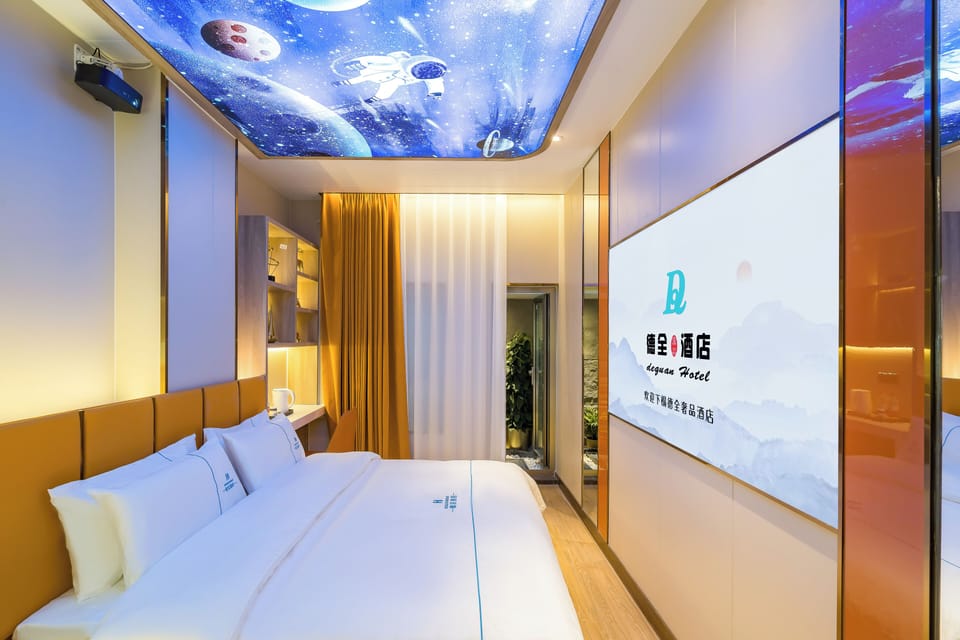 Comfort Room | Premium bedding, WiFi (free), individually decorated, bed sheets