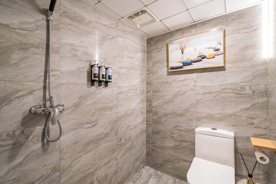 Basic Room | Bathroom | Shower, free toiletries, hair dryer, slippers