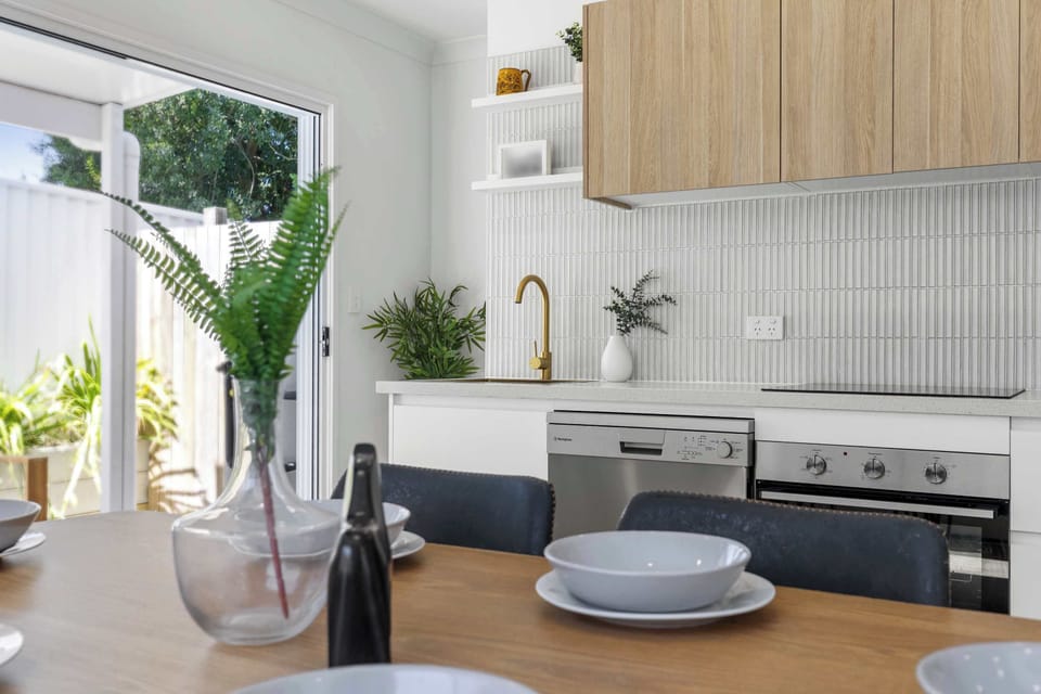 Modern, fully equipped kitchen 🍳 with stovetop, fridge, dishwasher, and all essential cookware—perfect for easy meals at home.