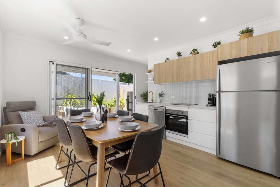 Fully equipped kitchen 🍳 with stovetop, fridge, dishwasher, and all cookware. Dining area 🍽️ perfect for meals with family or friends. Bright, modern, and functional.