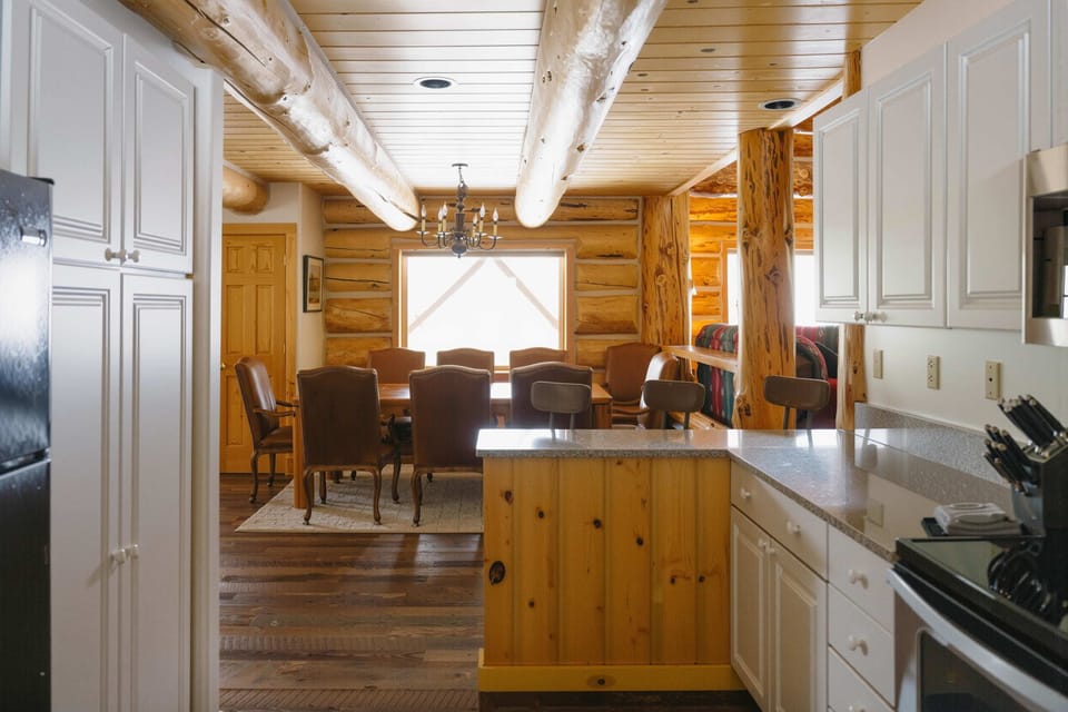 Kitchen: Drip coffee maker, blender, cooking utensils, tableware.