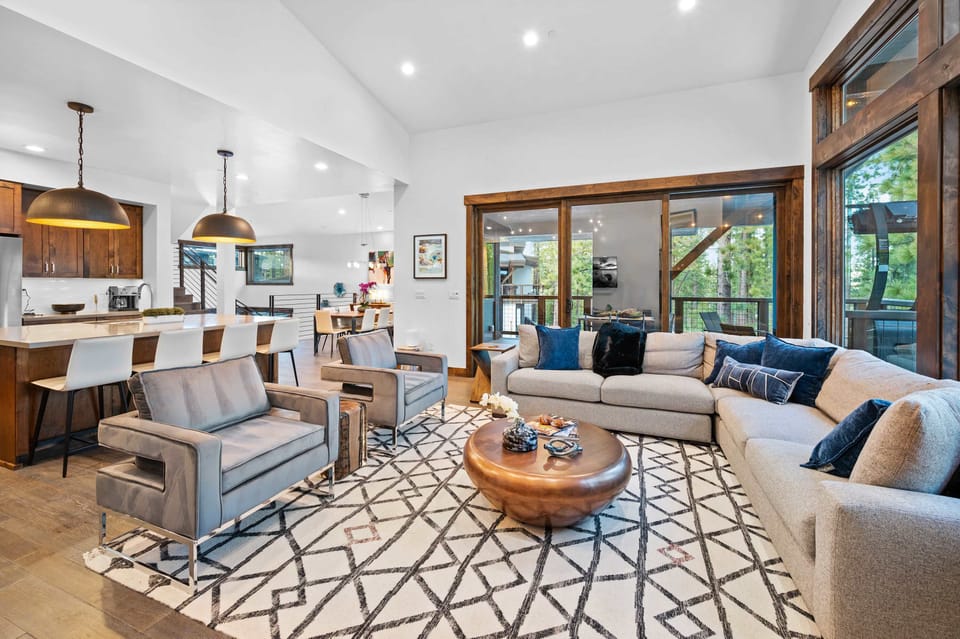 Living room: Smart TV, gas fireplace, SONOS sound system