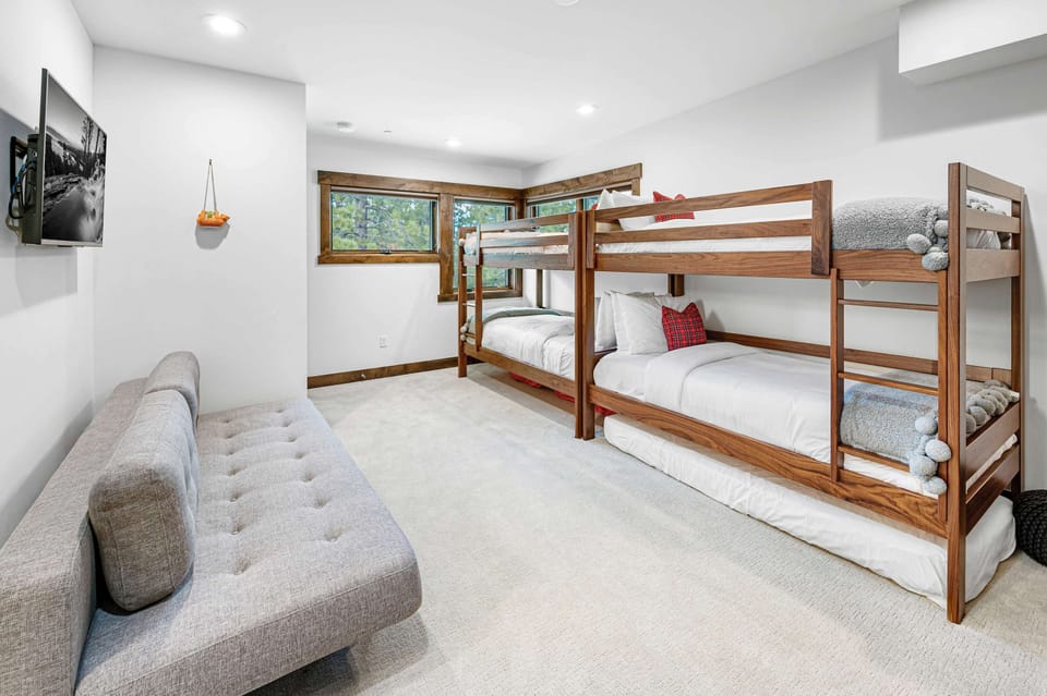 Bedroom 3: 2 twin bunk beds, Smart TV, top floor