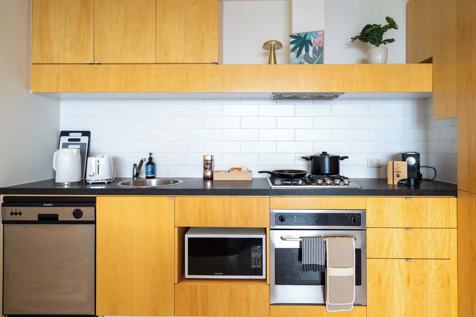Full kitchen ideal for meal prep 