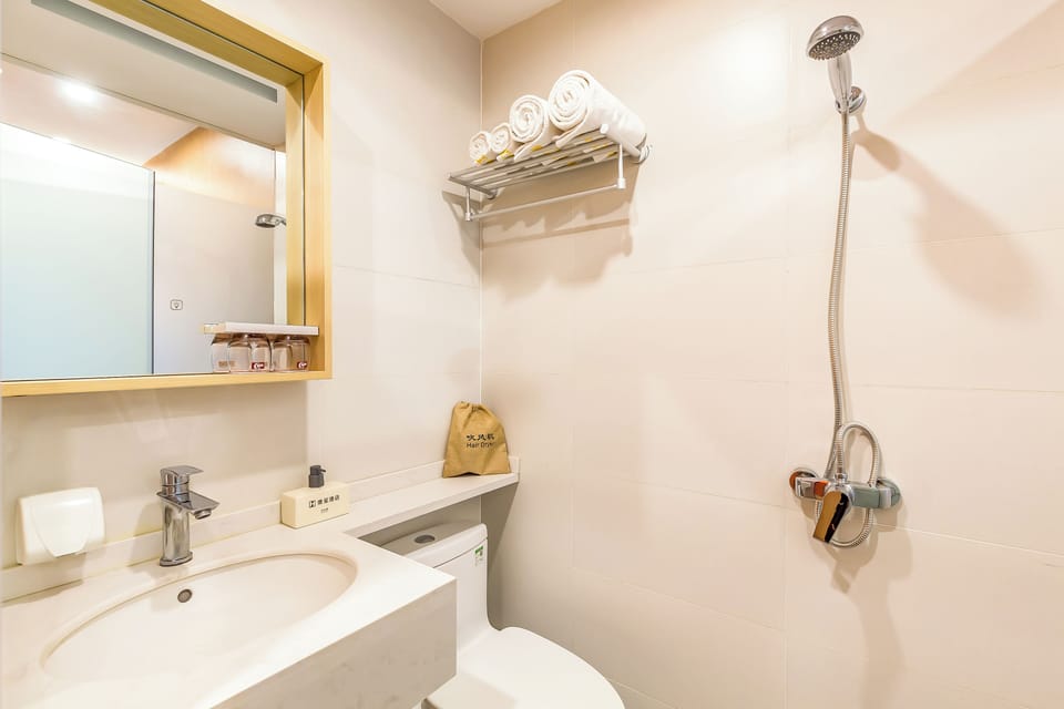 Comfort Single Room | Bathroom | Shower, free toiletries, towels, soap