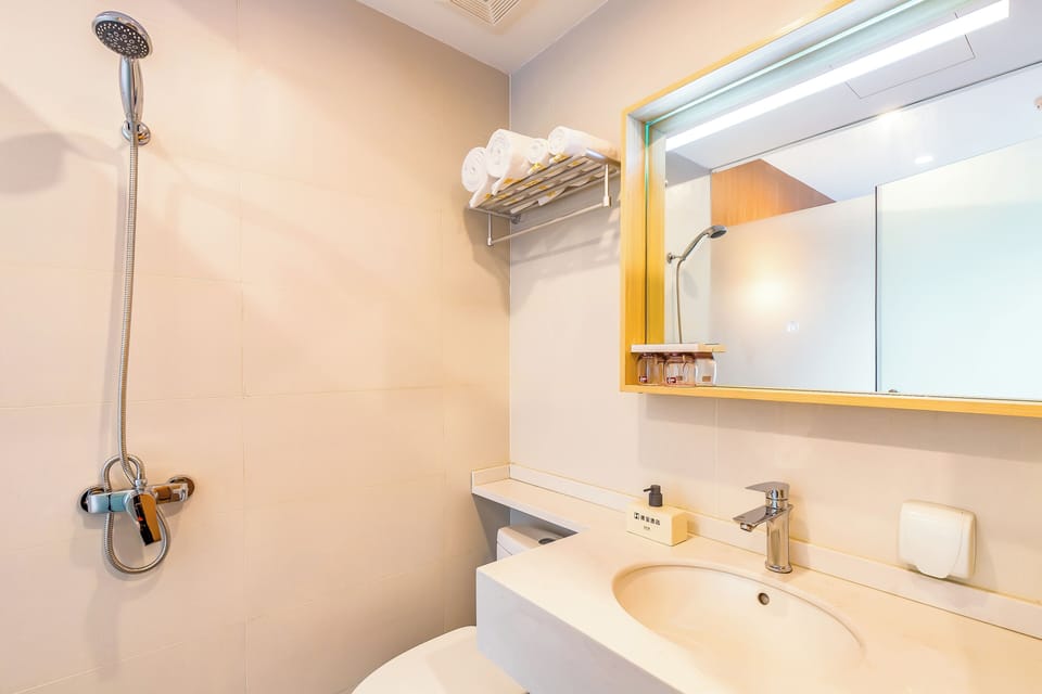 Elite Single Room | Bathroom | Shower, free toiletries, towels, soap
