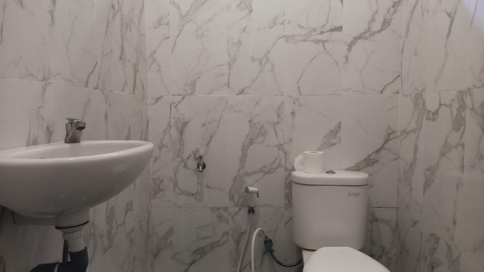 Standard Twin Room, Balcony | Bathroom | Shower, bidet, towels, toilet paper