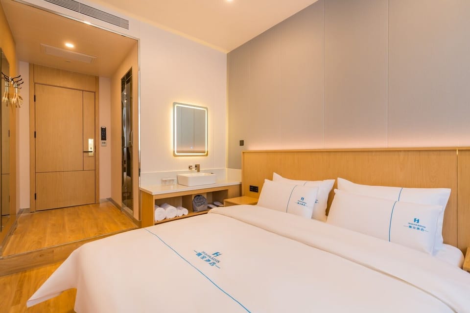 Comfort Room | Soundproofing, WiFi (free), individually decorated, bed sheets